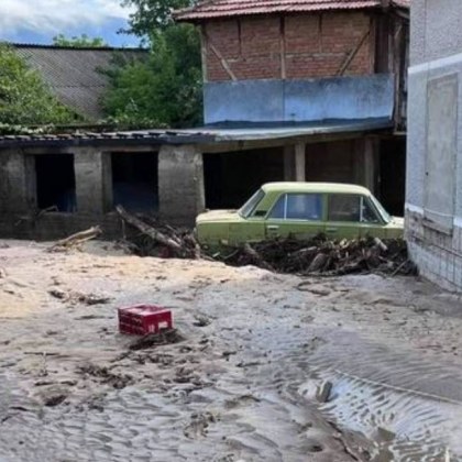 Вълната в Слатина заляла момче, сгради предотвратили жертви