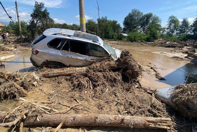 Тежка техника влиза в наводнените села в Карловско, започва описването на щетите