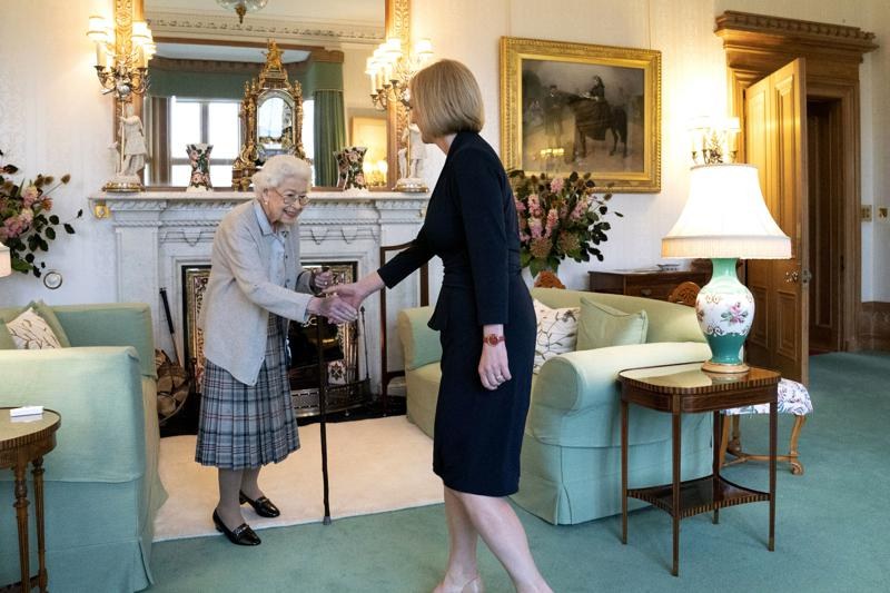 Кралица Елизабет II назначи Лиз Тръс за премиер на Великобритания  ВИДЕО