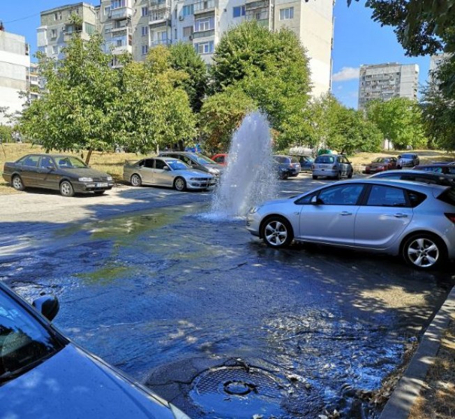 Вода бликна на улица във Варна. Образувалият се гейзер е