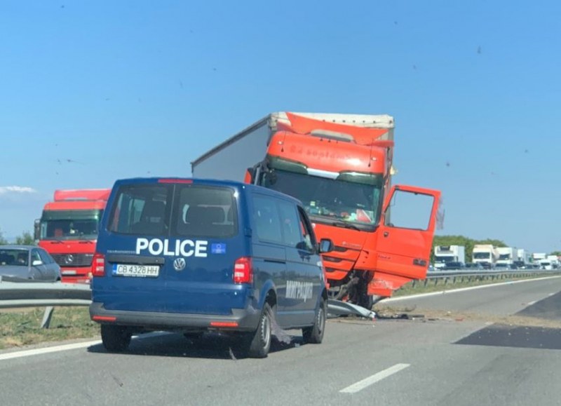Пореден тежък инцидент стана на магистрала Тракия“. Камион със сръбска
