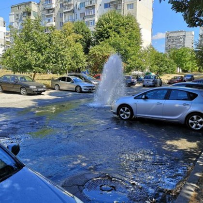 Вода бликна на улица във Варна Образувалият се гейзер е