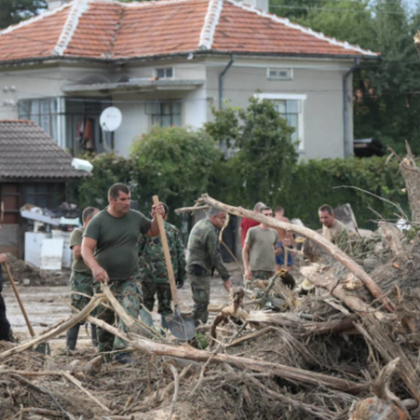 Продължава участието на военнослужещи в преодоляването на последиците от водното бедствие в