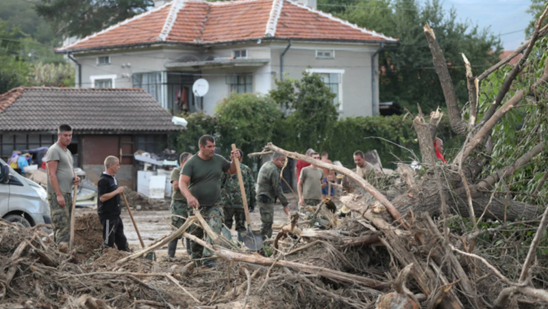 Над 100 военни шести ден оказват помощ в Карловско