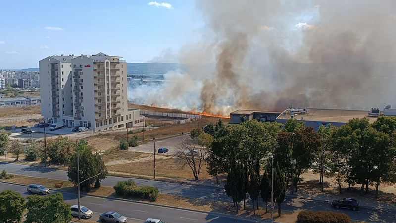 Пожар избухна във варненския квартал Владиславово.Запалили са се сухи треви