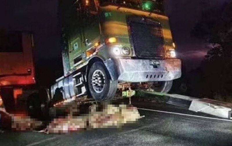 Шофьор на камион катастрофира тежко на път в Австралия. Тираджията