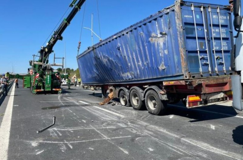 Камион се преобърна на магистралата към Одрин СНИМКИ