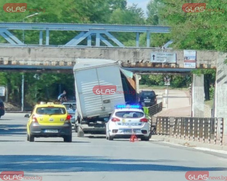 Камион се вряза в преграда на мост в Пловдив СНИМКА