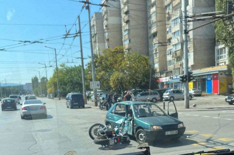 Нов пътен инцидент с моторист в София, в болница е СНИМКИ