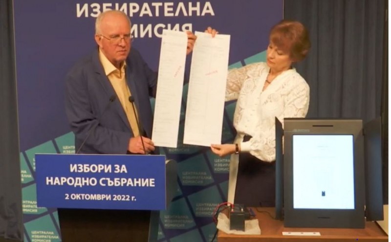 Говорителите на Централната избирателна комисия (ЦИК) Цветозар Томов и Росица