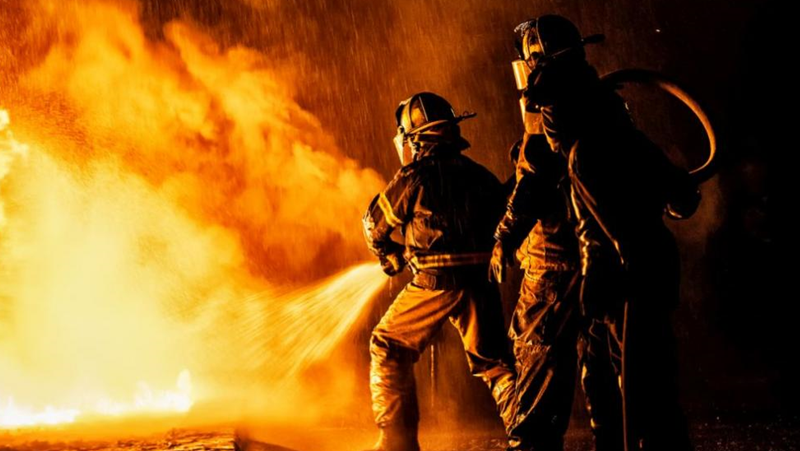 Пожарна изгоря при гасене на запалени сухи треви