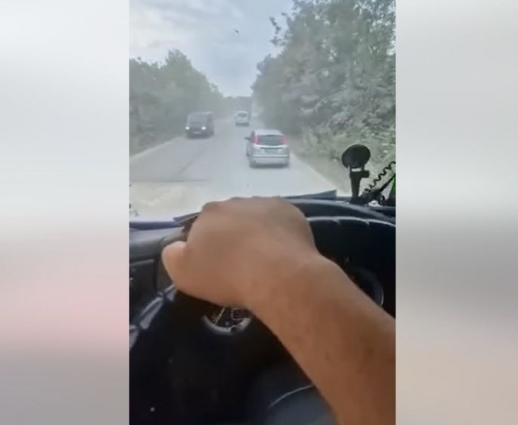 Тираджия на пътя Е-79: Човек не може да се изкаже от дупки ВИДЕО