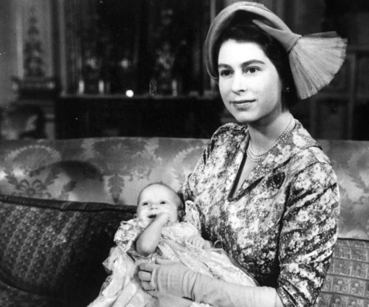 Вижте кралица Елизабет II в СНИМКИ през 70-годишното ѝ управление