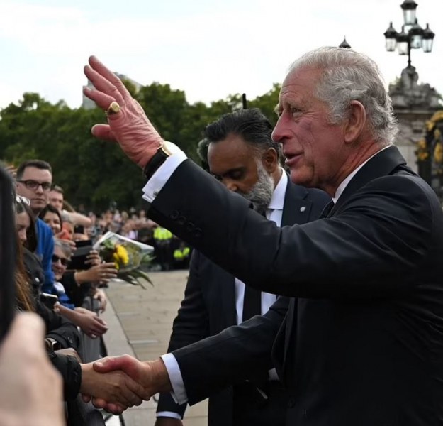 Хиляди посрещнаха Чарлз при пристигането му в Лондон ВИДЕО+СНИМКИ