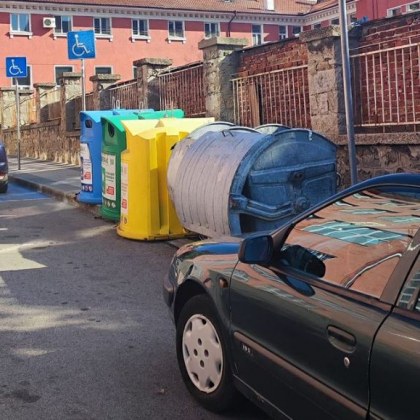 Казани за боклук се паркираха нагло на инвалидно място Случката