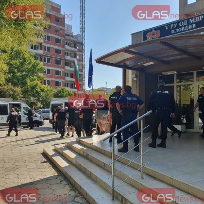 Полицаи откараха арестувани фенове на Ботев Пд към съда СНИМКИ