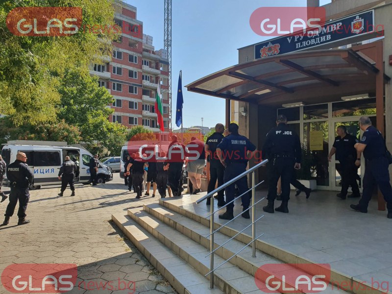 Полицаи откараха арестувани фенове на Ботев Пд към съда  СНИМКИ