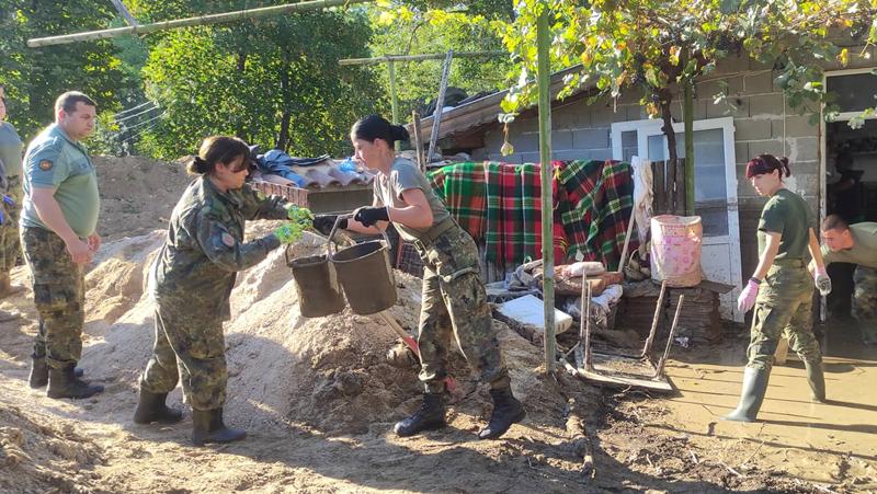 Курсанти се включиха в помощ на пострадалите в Карловско СНИМКИ