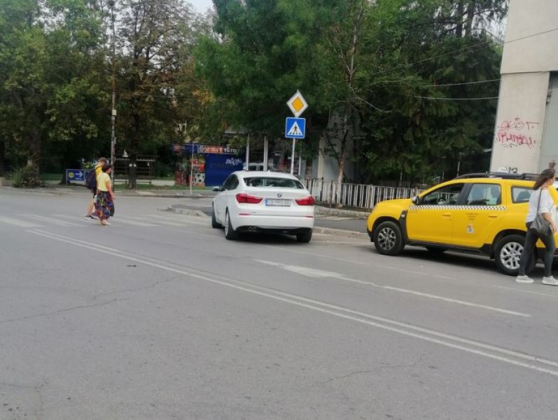 Водач с БМВ удиви с паркиране СНИМКИ