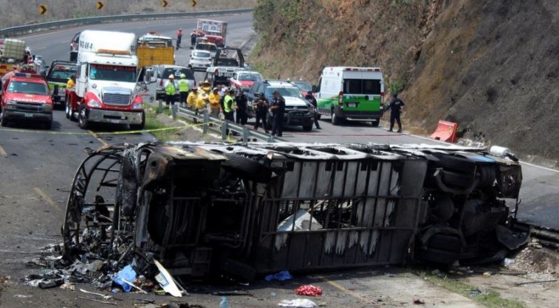 Цистерна и автобус се блъснаха, загинали са най-малко 18 души