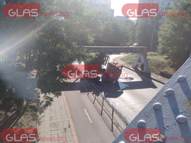 Камион заседна под мост в Пловдив СНИМКИ