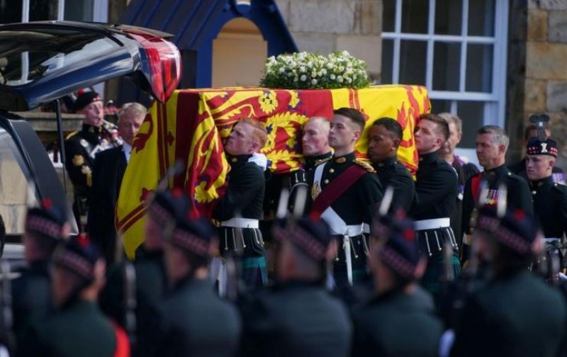 Крал Чарлз Трети поведе траурната церемония за покойната кралица Елизабет