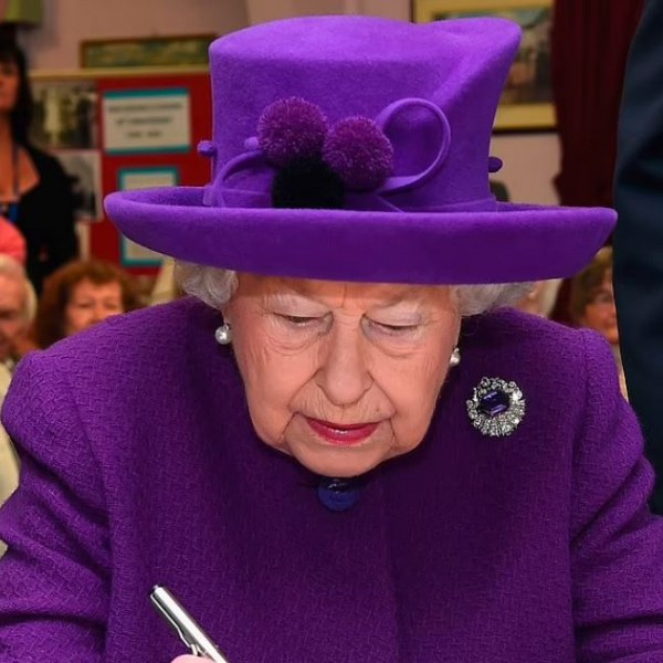 Мистериозно ръкописно писмо на Елизабет II ще бъде отворено след 63 години СНИМКИ