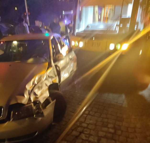 Среднощна катастрофа в София: Кола и трамвай се блъснаха СНИМКИ