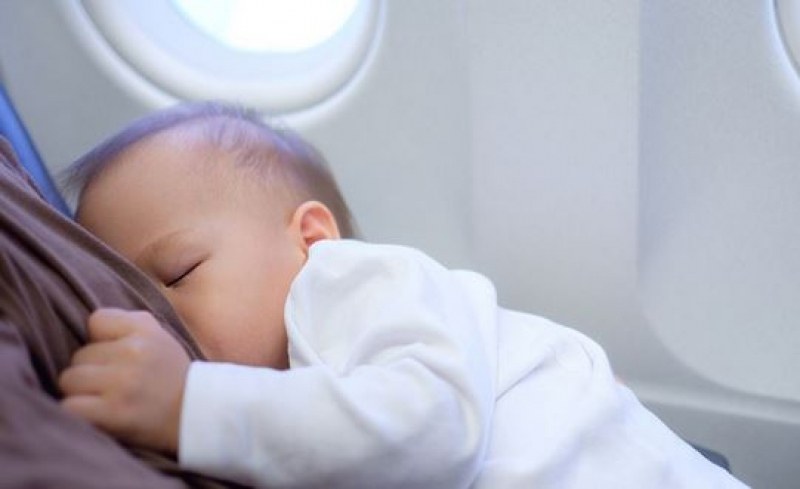Бебе спря да диша на борда на самолет, намеси се медицинска сестра