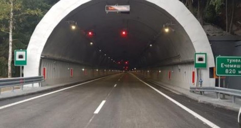 Пуснаха движението в ремонтираната тръба на тунел 