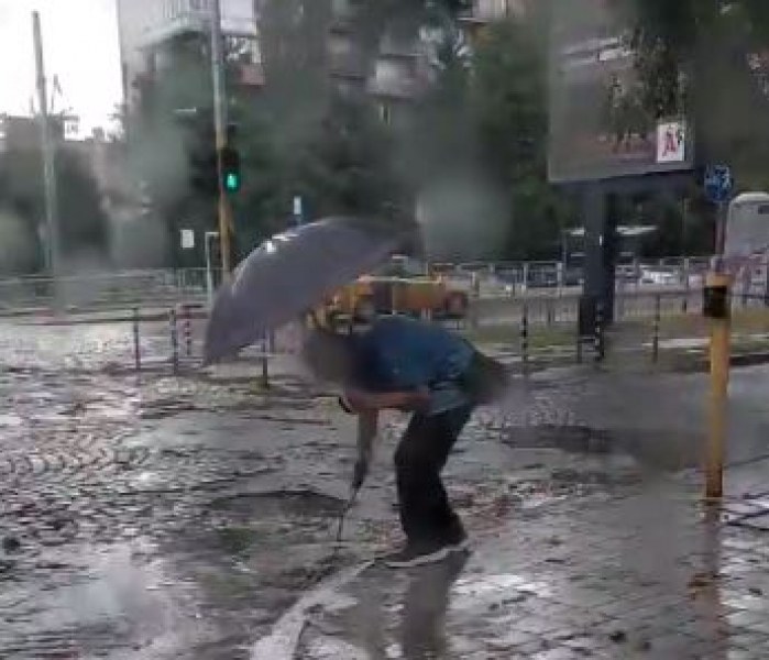 Под дъжда и с чадър в ръка - мъж взе нещата в свои ръце СНИМКИ
