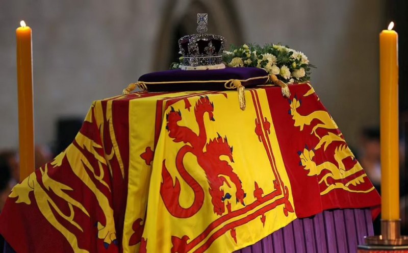 Ковчегът на покойната британска кралица Елизабет Втора бе положен за