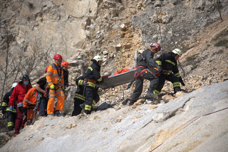 Пожарникари помогнаха на тийнейджърка при слизане от скали