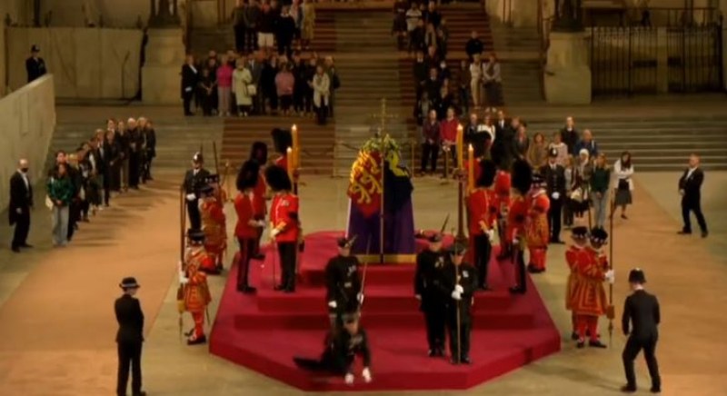 Кралски гвардеец припадна до ковчега на Елизабет II ВИДЕО
