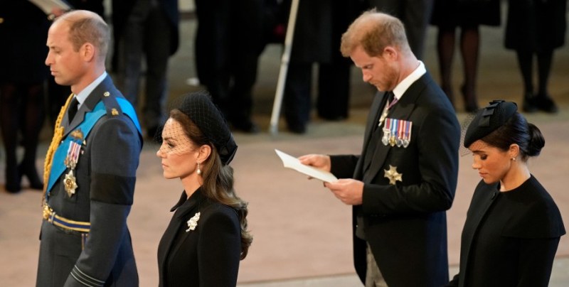 Защо Кейт Мидълтън и Меган Маркъл носят шапки с воал, за да се сбогуват с кралицата