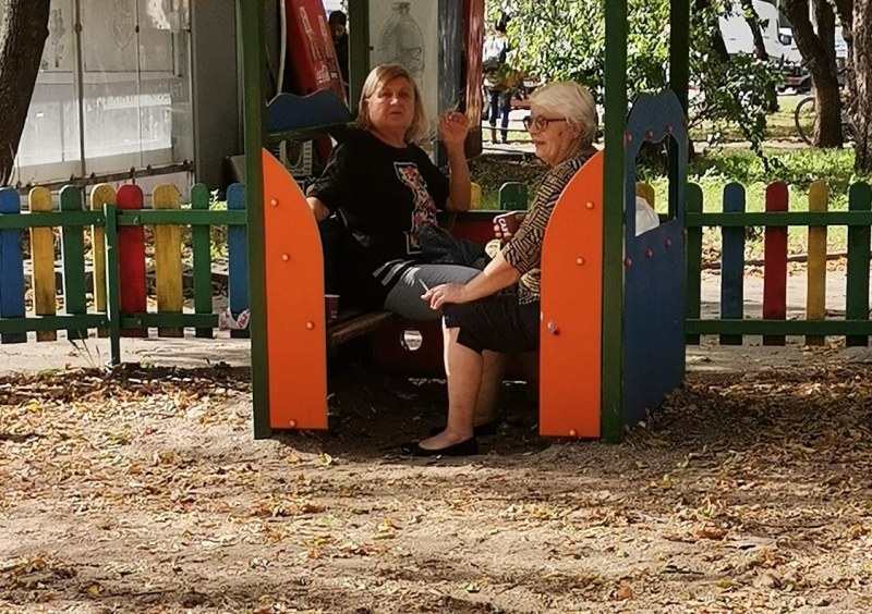 Баби за пример! Пушат цигарки на детска площадка СНИМКА