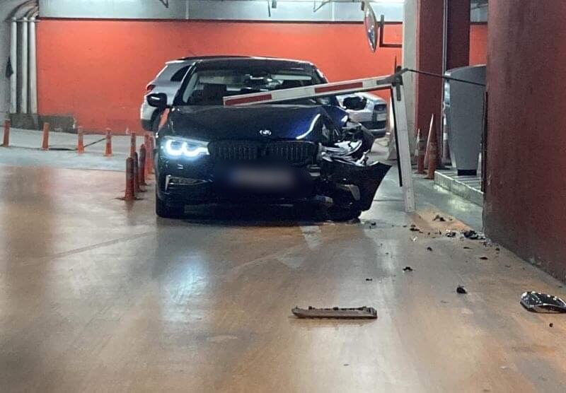 Бариерата е виновна! Жена изтряска скъпо БМВ в подземен паркинг на мол СНИМКИ