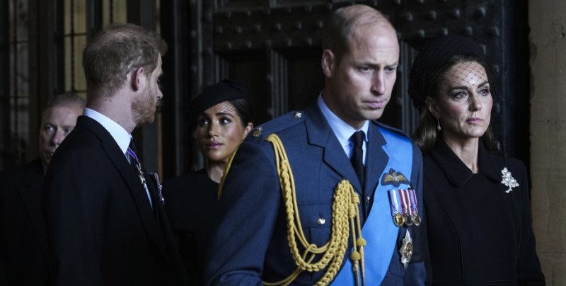 Експерт посочи разликите в семействата на принц Уилям и принц Хари ВИДЕО