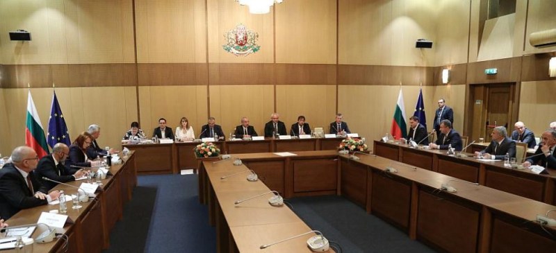 Гълъб Донев и областните управители с важни решения за страната
