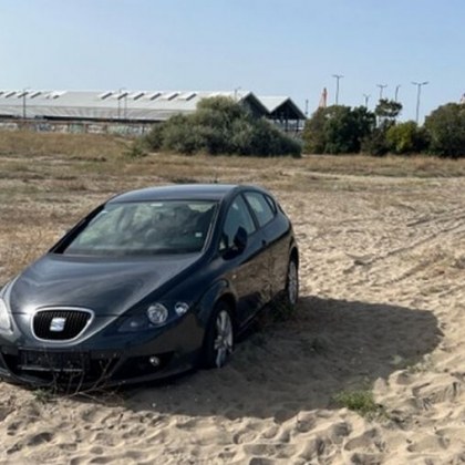 Пиян и дрогиран мъж буксува с колата си на плаж