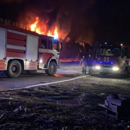 Пожар е избухнал  в центъра на Хасково Гори тютюнев склад  Пожарът
