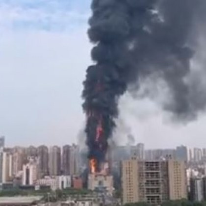 Пожар пламна в небостъргач, броят на жертвите е неизвестен ВИДЕО