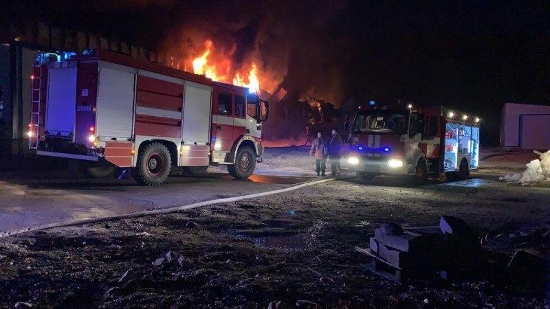 Голям пожар лумна в тютюнев склад в центъра на Хасково