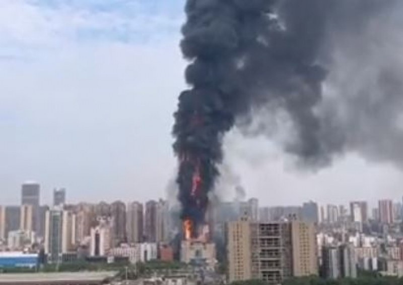 Пожар пламна в небостъргач, броят на жертвите е неизвестен ВИДЕО