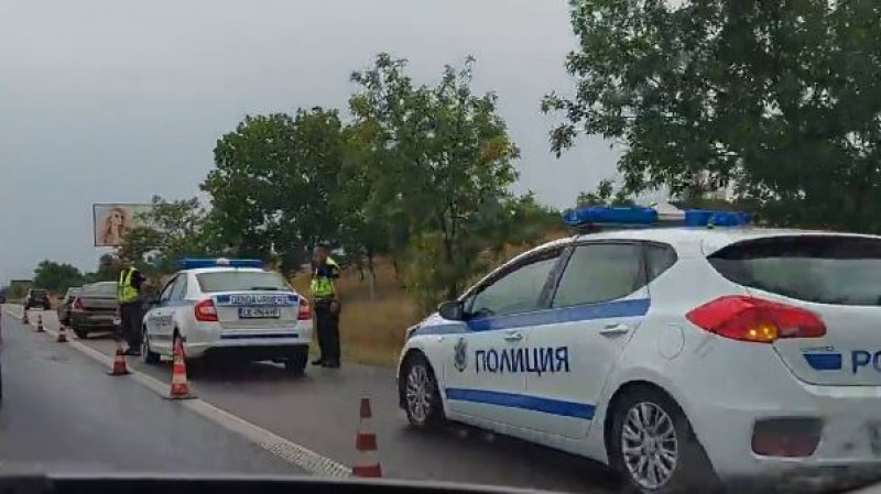 Задържаха автобус с 41 мигранти на АМ 