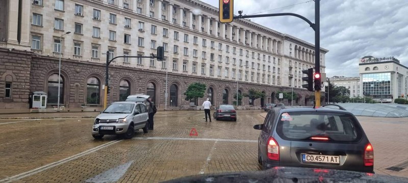 Две коли се блъснаха на жълтите павета в София СНИМКА
