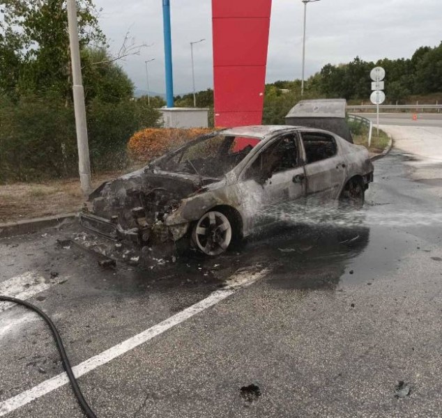 Изгасиха самозапалилия се автомобил на 