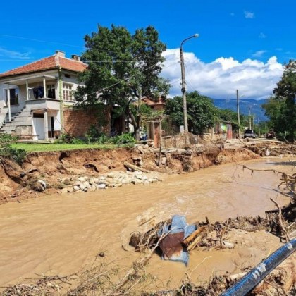 Продължава възстановяването след водното бедствие в Карловско И днес в