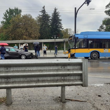 Катастрофа стана преди минути в София Кола и тролейбус са