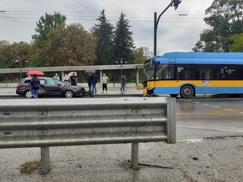 Тролей и кола се блъснаха в столицата СНИМКА
